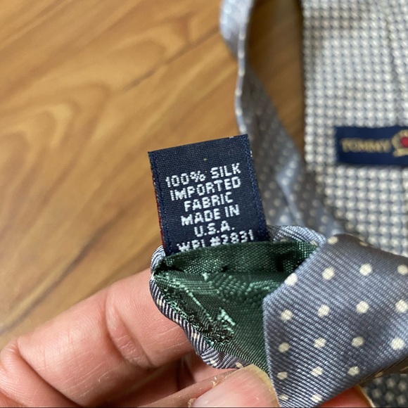 Tommy Hilfiger Men’s Imported Silk Gray Necktie - Picture 8 of 10